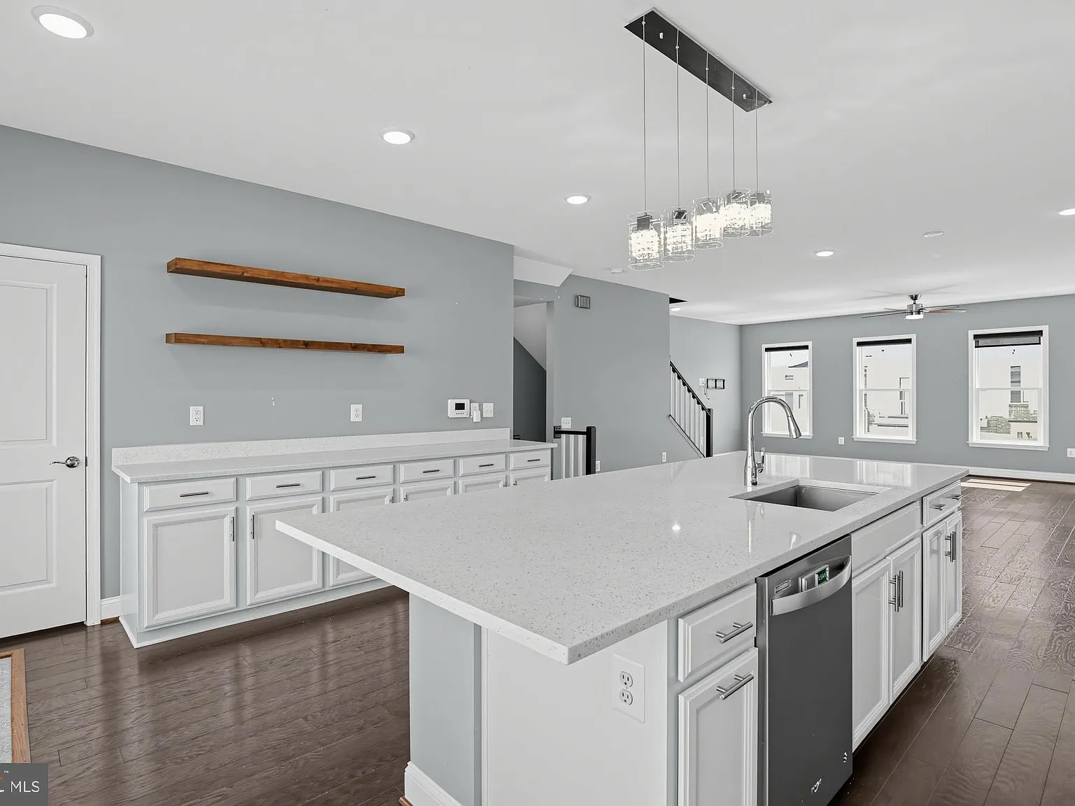 3 bed, 2.5 bath, 2832 sqft, $3,300 — Photo 4