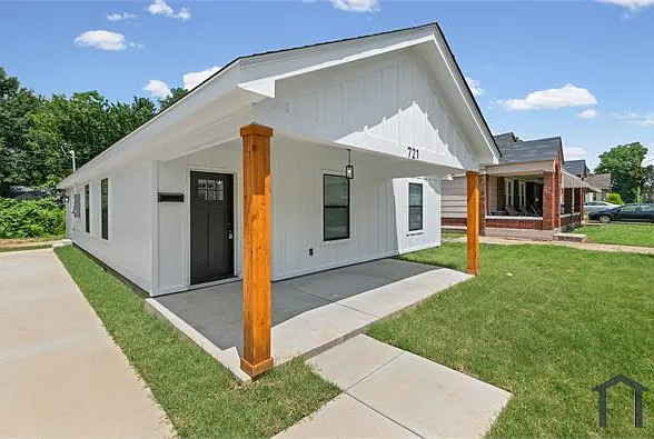 721 Eva St — Photo 3