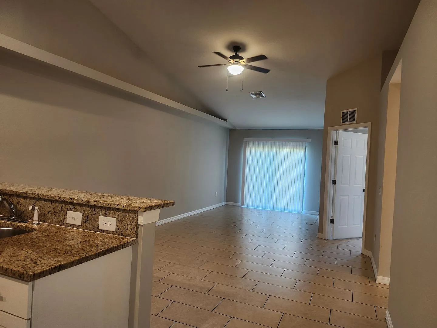 Beautiful 3 Bedroom 2 Bath Duplex with a garage and Laundry hook up — Photo 3