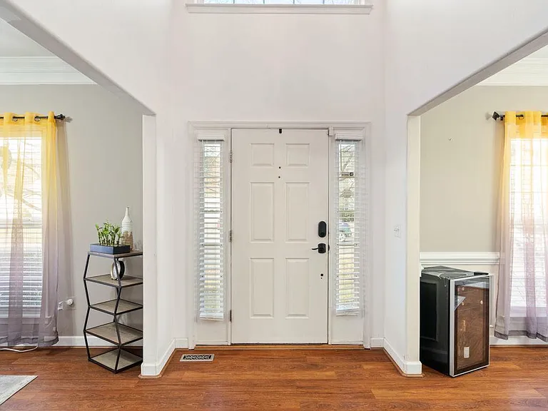 523 Windermere Dr — Photo 9