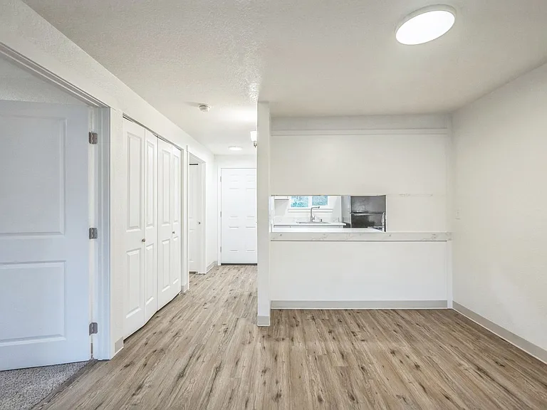 Spacious 2 Bedroom - Excellent Location! — Photo 15