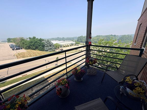 3rd image of 102 Prairie Heights Dr APT 306