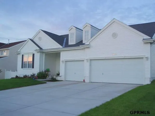 2311 Glacier Dr, Papillion, NE 68046