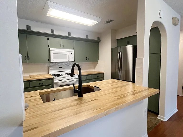 8702 Dawnridge Cir — Photo 6