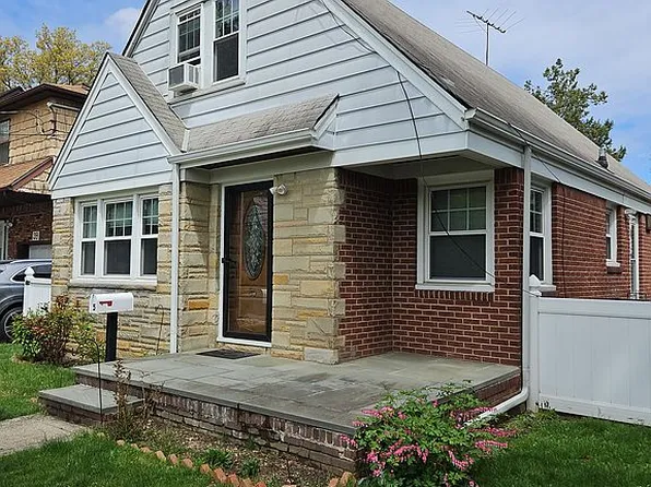 35 Irving Ave, Floral Park, NY 11001
