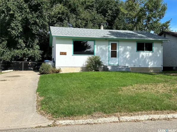 1716 McCormick Crescent, Estevan, SK S4A 1W3