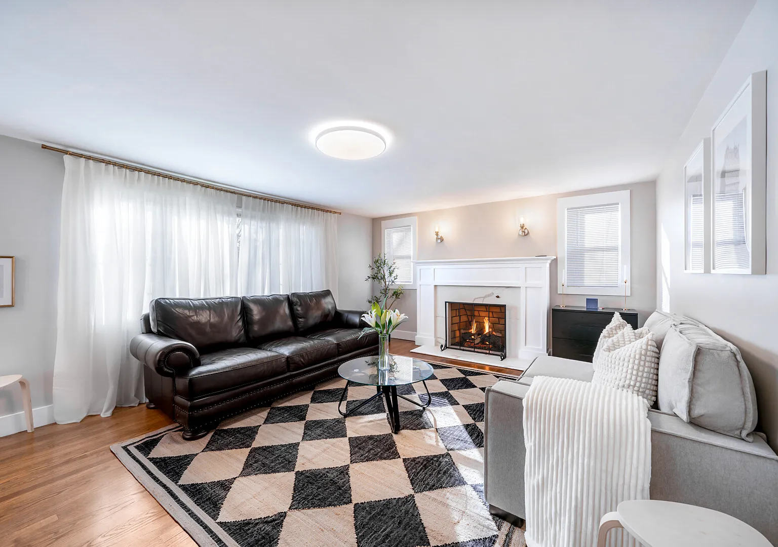 Pet-Friendly 4BD 2BA with a Fireplace & Spacious Back Yard (NJ, NYC) — Photo 2