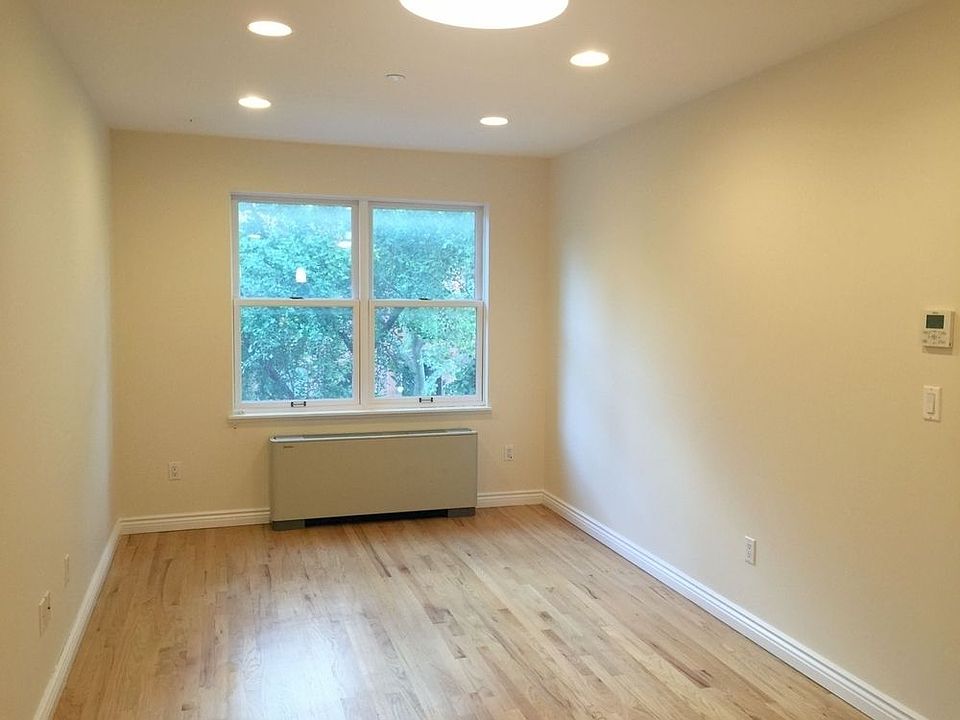 1st image of 276 Saint James Pl #3