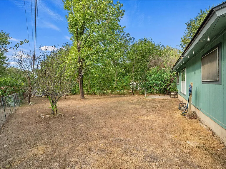 2523 E Stassney Ln — Photo 26