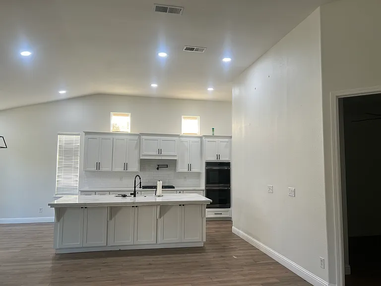 2838 Scott Ave — Photo 6