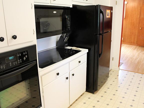 4th image of 752 E University St