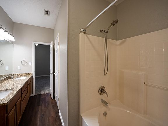 4th image of 3960 Parkhaven Dr