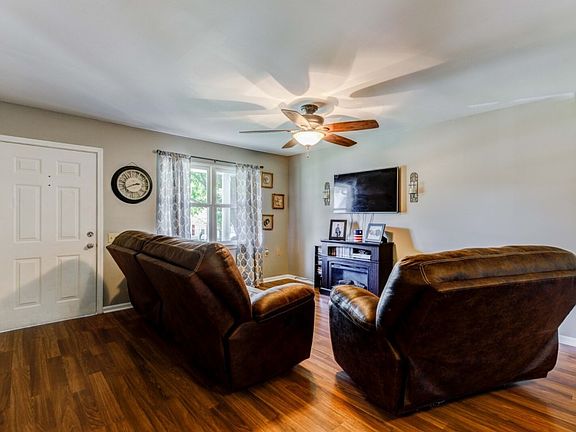 3rd image of 422 S 10th St