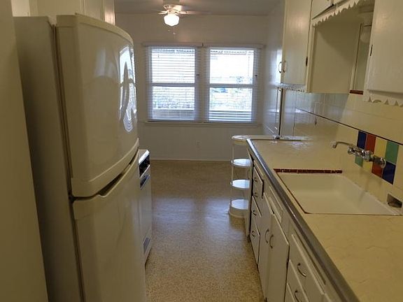 3rd image of 2714 Pacific Ave