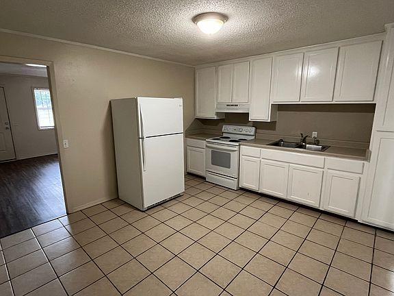 4th image of 103 Love St #103