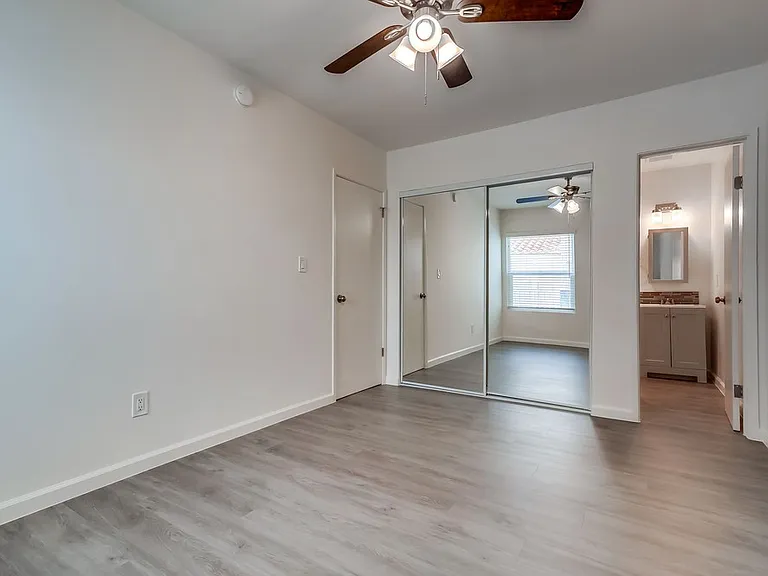 333 W Queen St — Photo 25