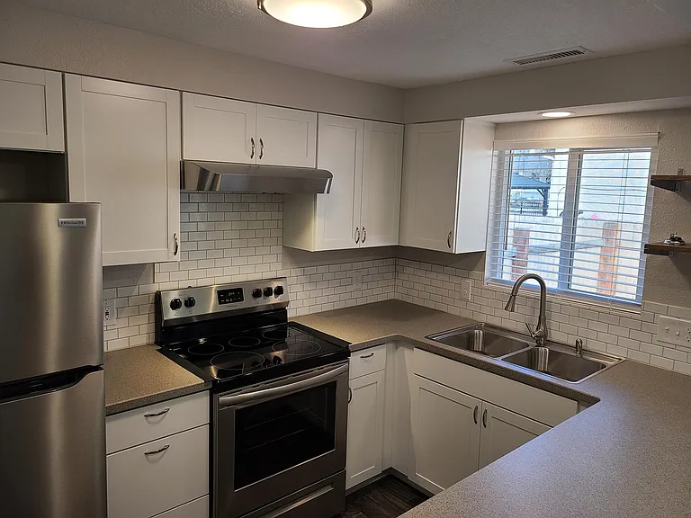 806 W Brumback St — Photo 4