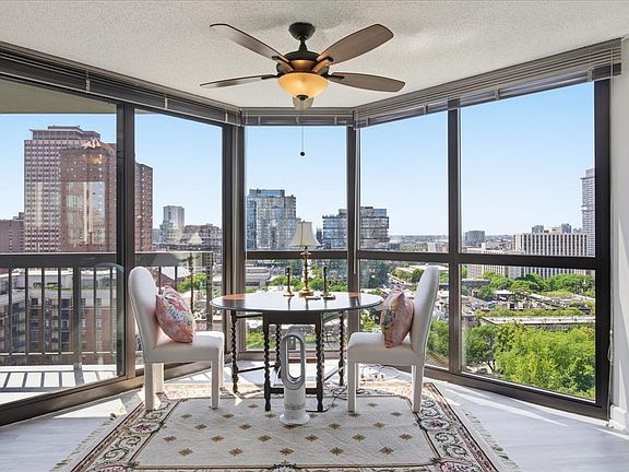 2nd image of 33 W Delaware Pl APT 18K