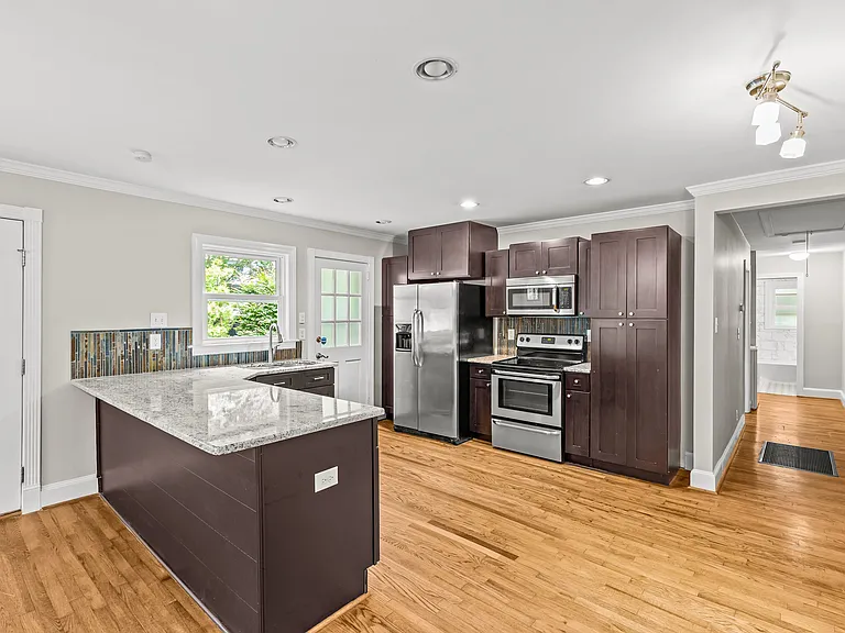 2301 Laburnum Ave — Photo 9