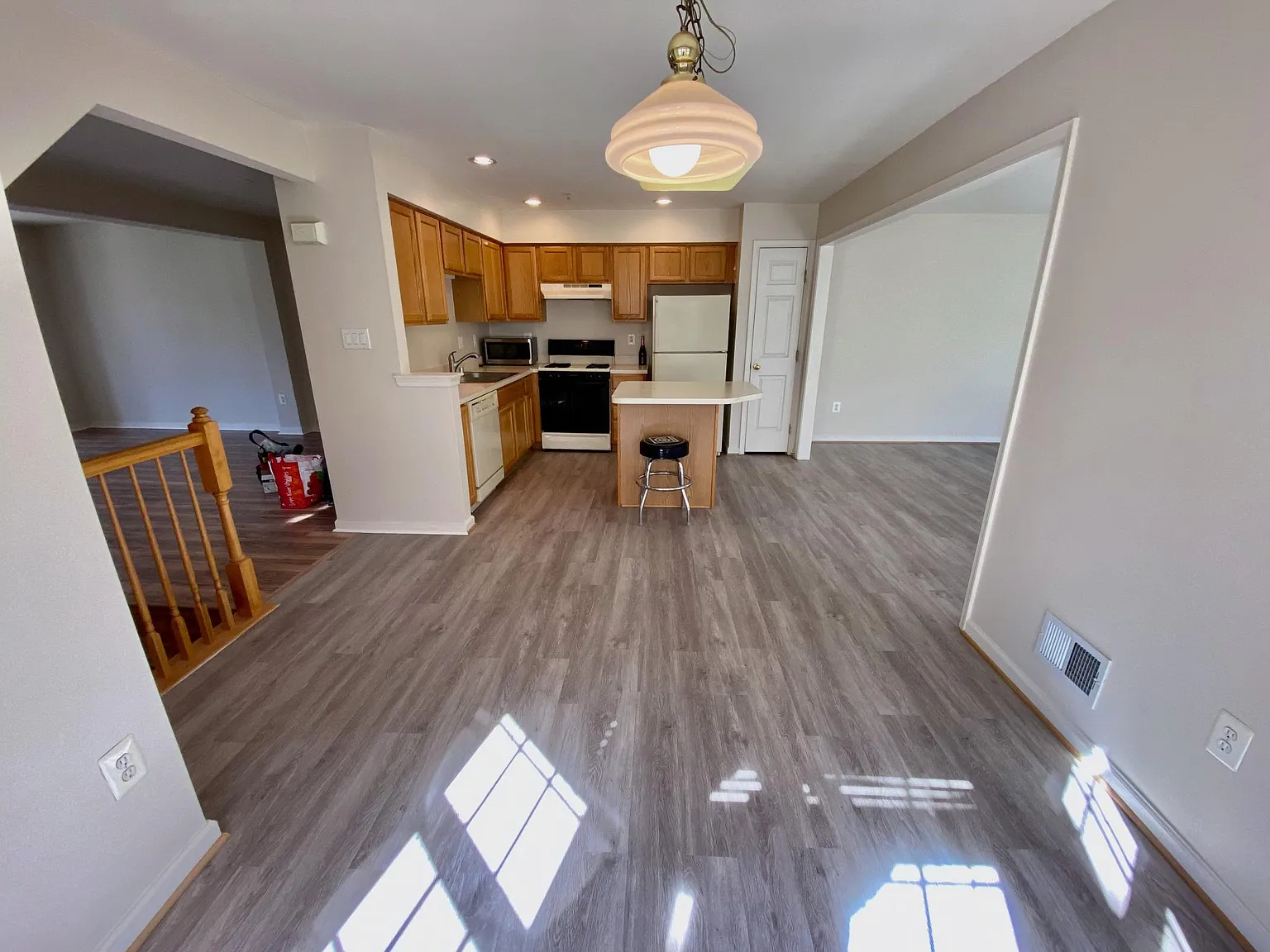 3 bed, 2.5 bath, 2400 sqft, $2,800 — Photo 3