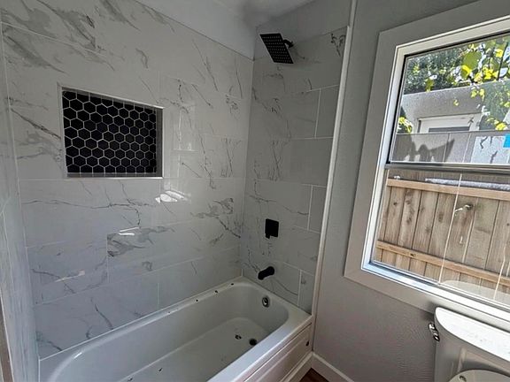 5th image of 2738 Lawrence St