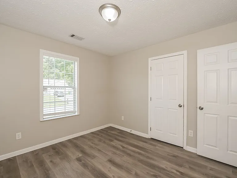 810 Windsor Dr — Photo 12