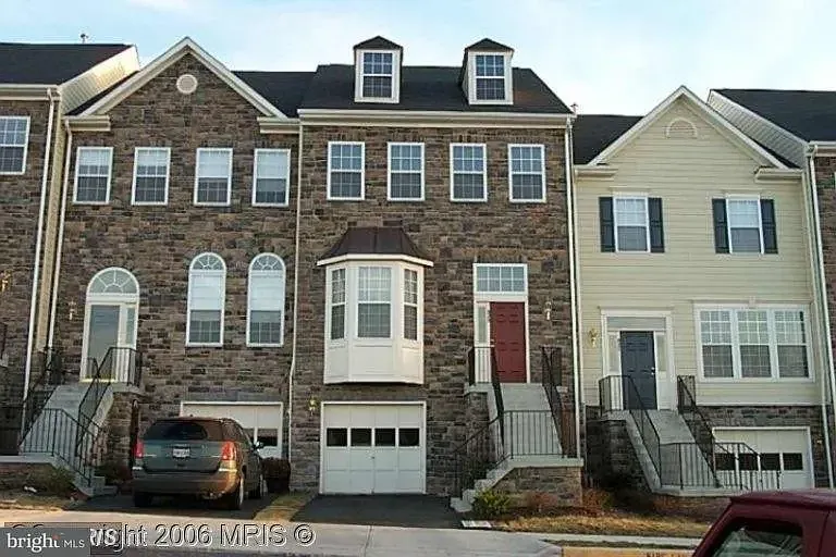 825 Bluefield Sq NE — Photo 1