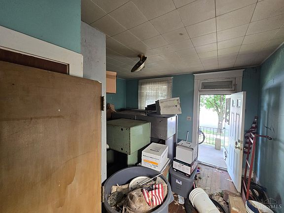 5th image of 985 Kahn Ave