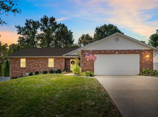 221 Longview Dr, Columbia, IL