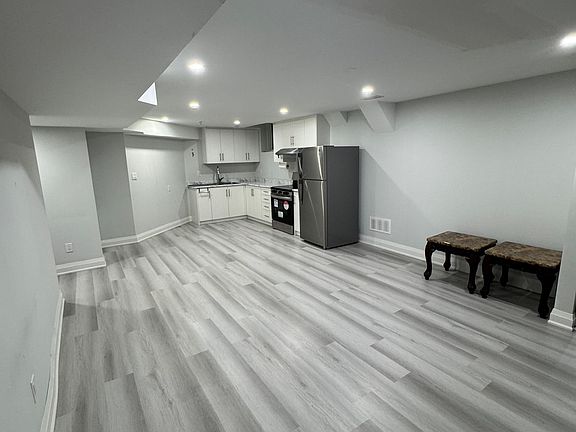 4th image of 13 Riley Ave E