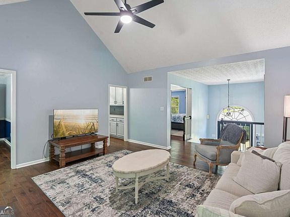 3rd image of 421 Middle Valley Ln