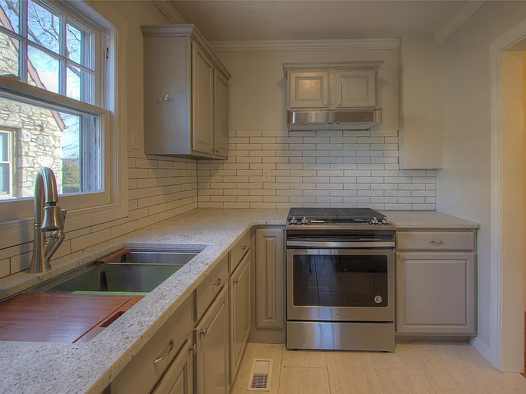 1316 S Knoxville Ave — Photo 10