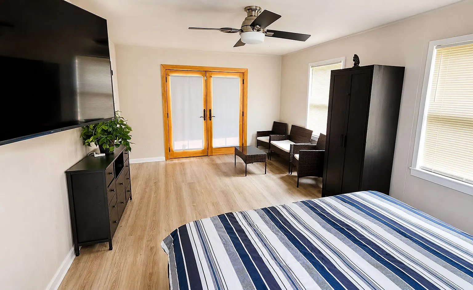4 bed, 1.5 bath, 1328 sqft, $2,400 — Photo 3