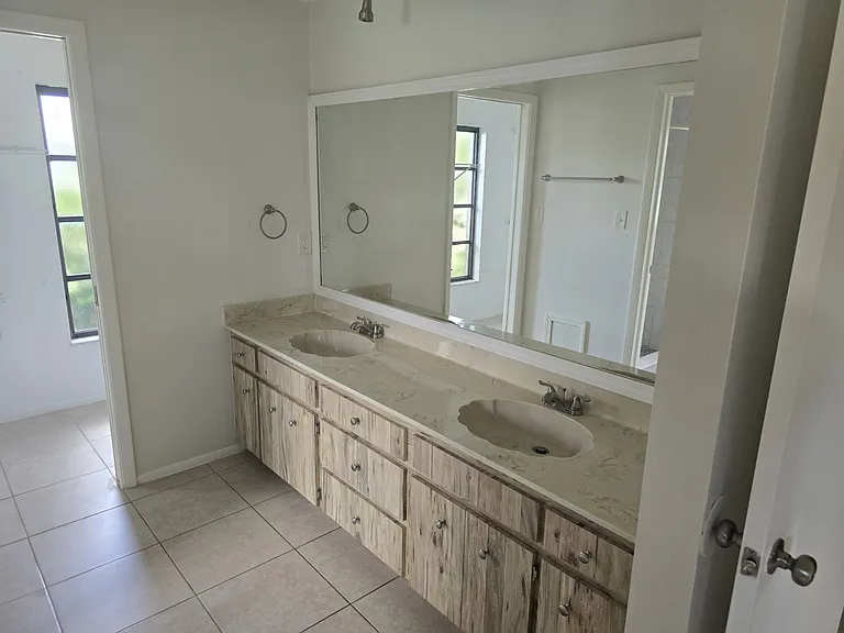 21498 Manatee Ave — Photo 6