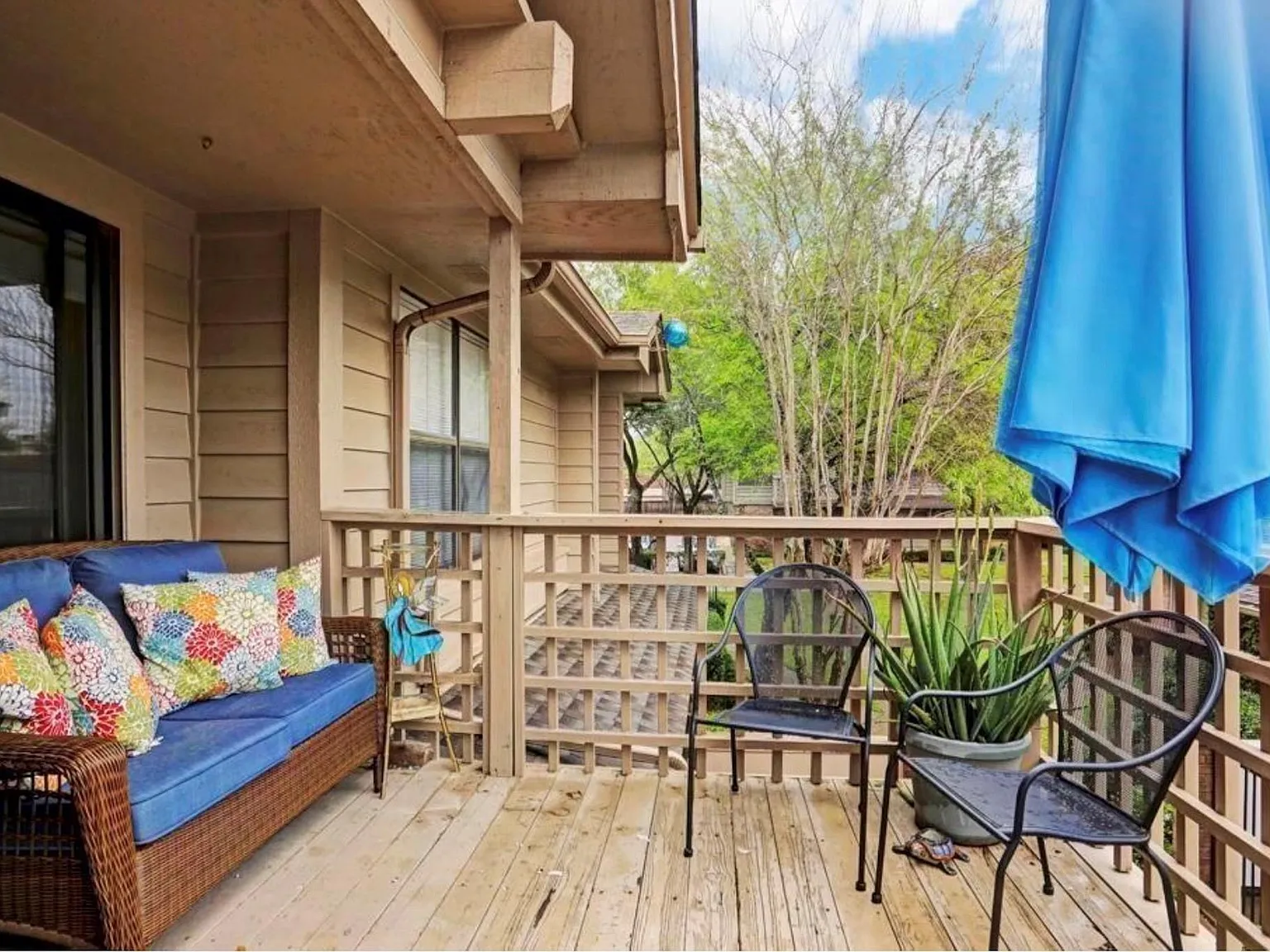 3 bed, 2.0 bath, 1344 sqft, $1,800 — Photo 1