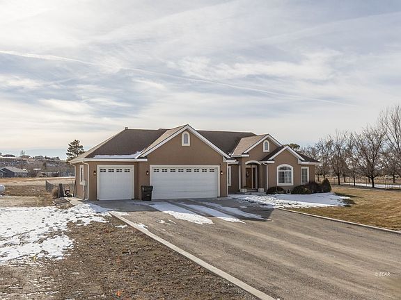 3rd image of 210 Northglen Dr