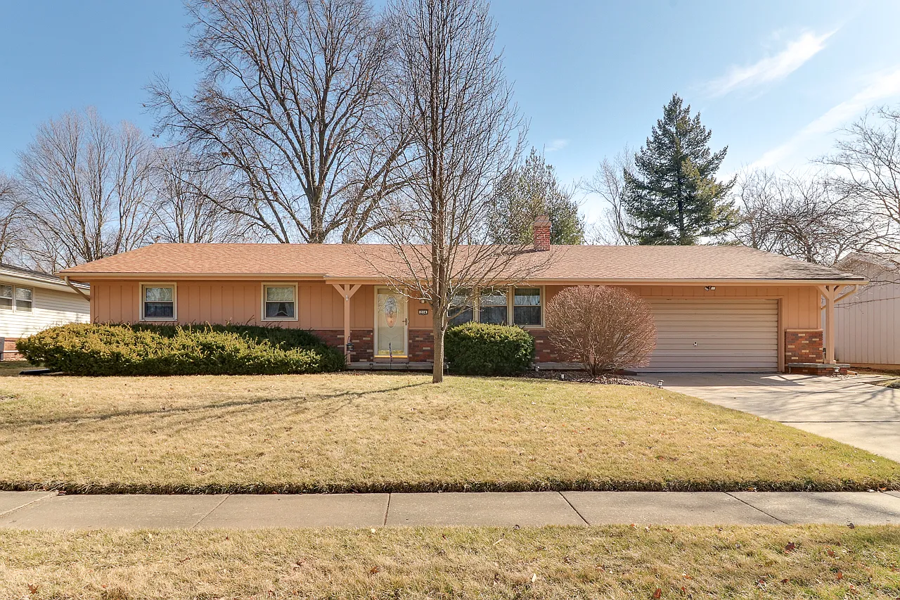 214 Cambridge Dr photo 1