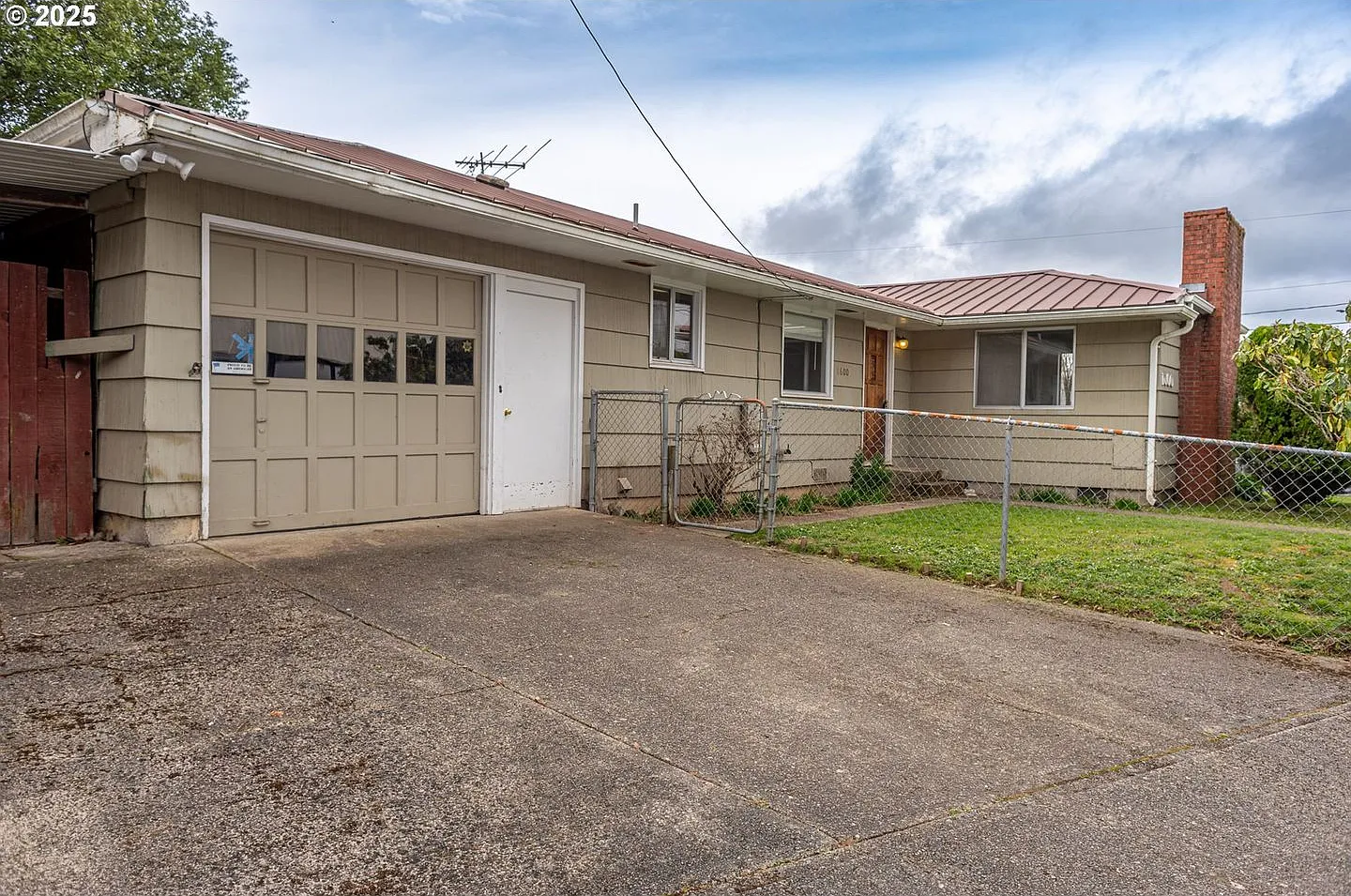 Charming 3 Bdrm, 1 Bath House across the street from Myrtle Crest Elementary! — Photo 2