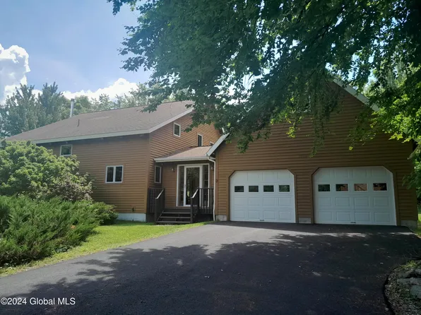 3 Sky Trl, Edinburg, NY 12134