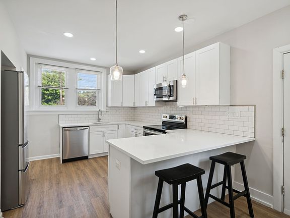 2nd image of 611 Old Elm St APT 1
