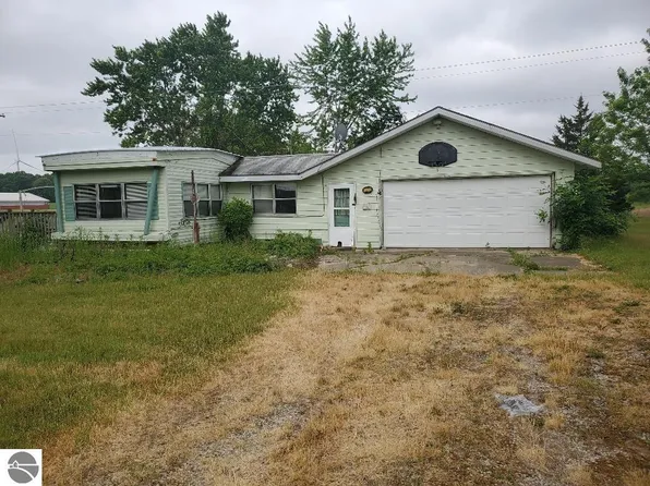 10270 S Shepherd Rd, Shepherd, MI 48883