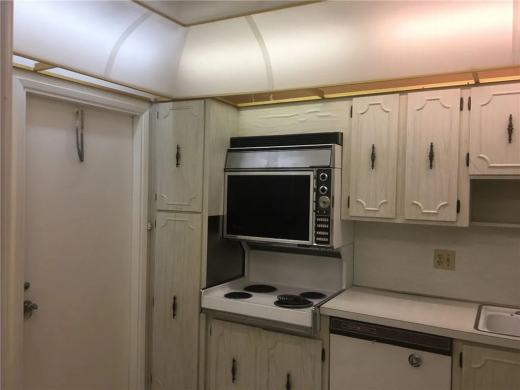 2 bed, 2.0 bath, 1100 sqft, $1,750 — Photo 2