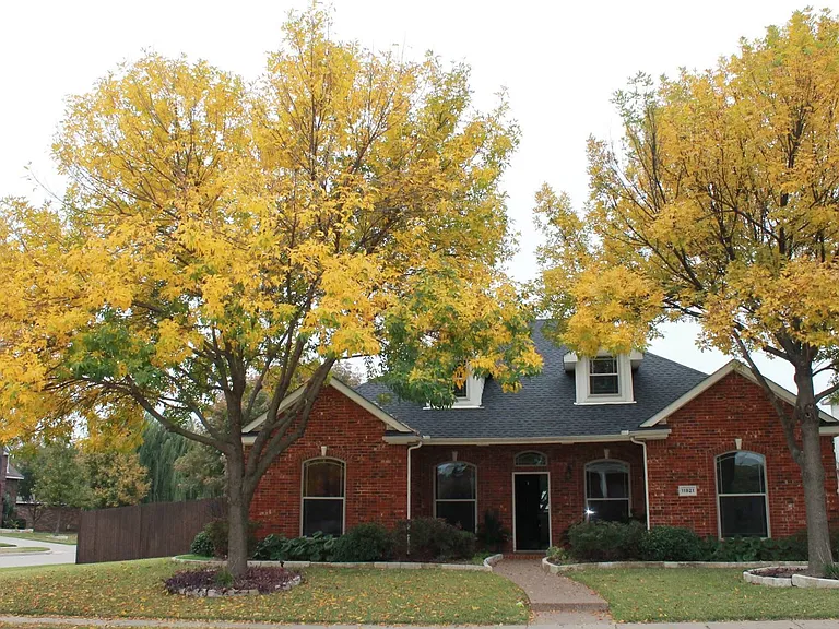 11821 Cotswold Dr — Photo 1