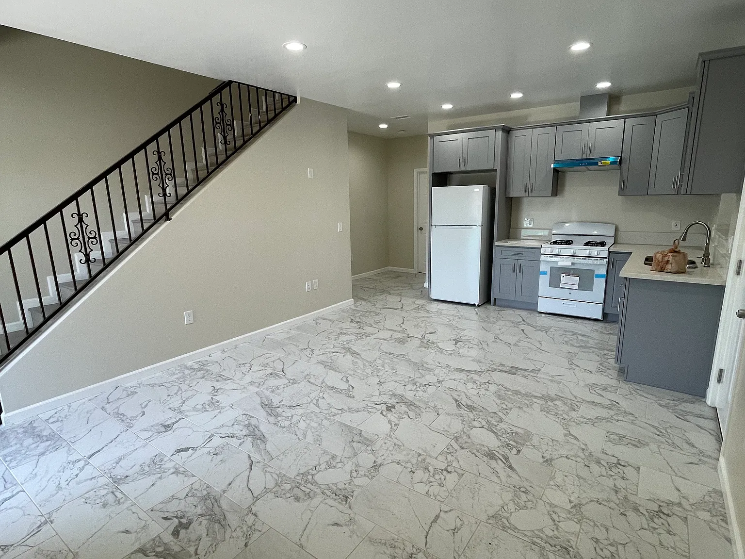 4 bed, 1200 sqft, $3,050 — Photo 2