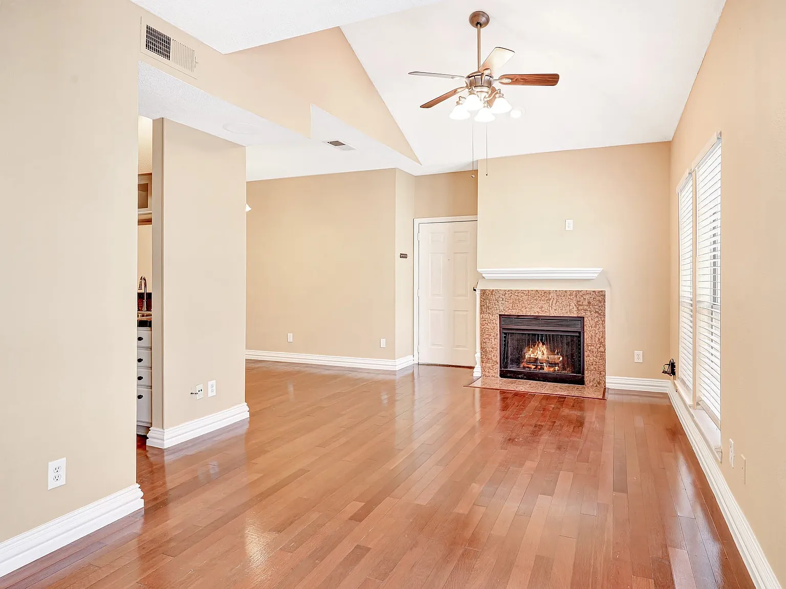 1 bed, 1.5 bath, 897 sqft, $1,495 — Photo 3