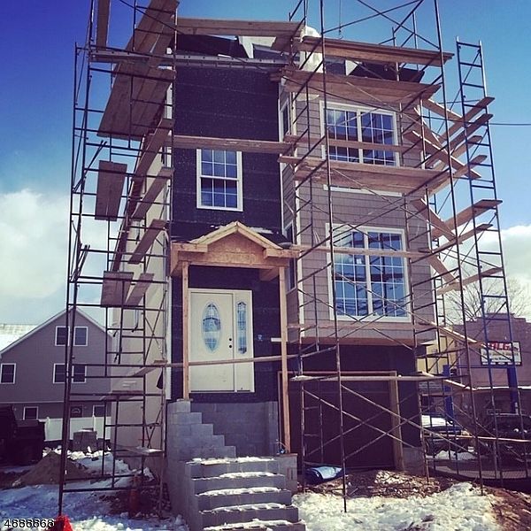 2nd image of 230 Erie St