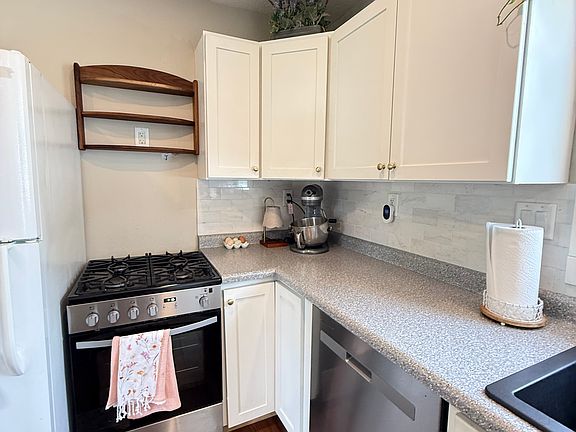 5th image of 475 Laurel St