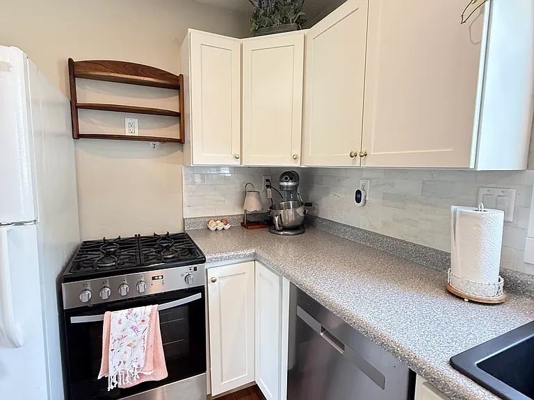 475 Laurel St — Photo 5