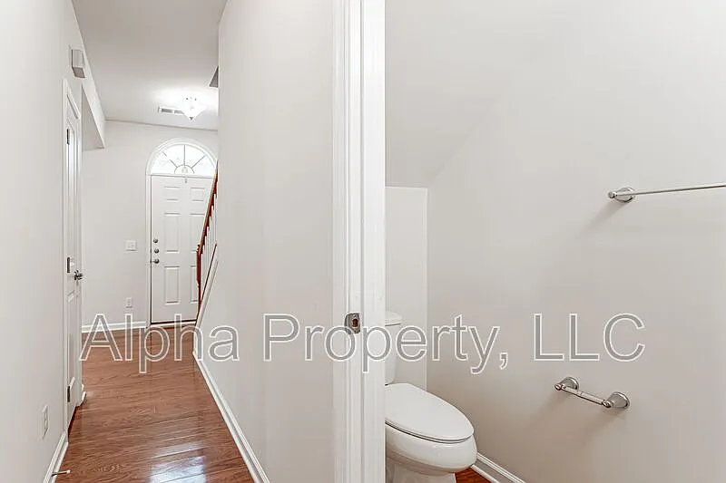 3 bed, 2.5 bath, 2464 sqft, $1,800 — Photo 3