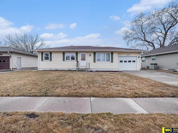 1933 E Donna St, Fremont, NE 68025